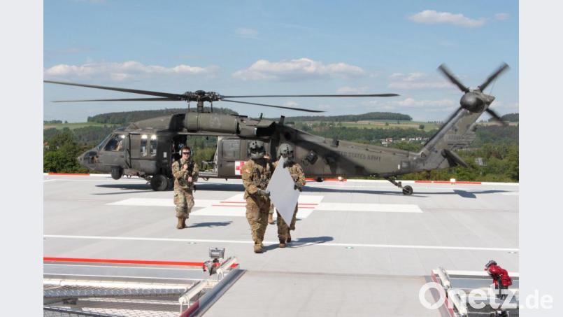 Geschafft: Die Helicopter-Crew der US Army kommt statt mit Patient mit Schild in die Notaufnahme des Klinikums Weiden. Bild: Klinikum Weiden