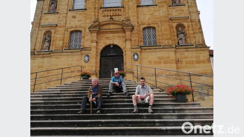 Manfred Zeitler, Johann Wiesent und Pilgerleiter Karl Kiesl (von links nach rechts) ließen sich auch von Corona nicht abschrecken und nahmen die über 50 Kilometer lange Wegstrecke nach Amberg zum Mariahilfberg auf sich. Das Jubiläum soll im nächsten Jahr nachgefeiert werden. Im Rucksack trugen sie die Anliegen aller Wallfahrer mit auf den Berg hinauf. Bild: dob