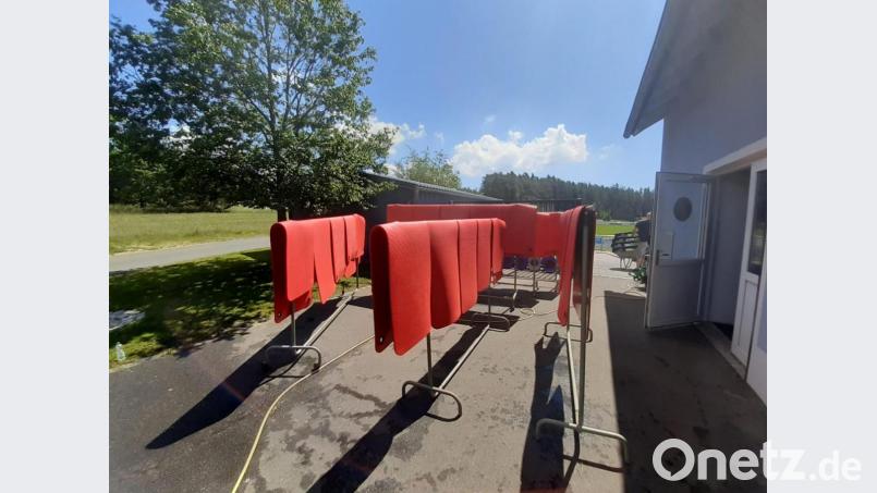 An der frischen Luft trocknen die Matten schnell wieder. Bild: sne