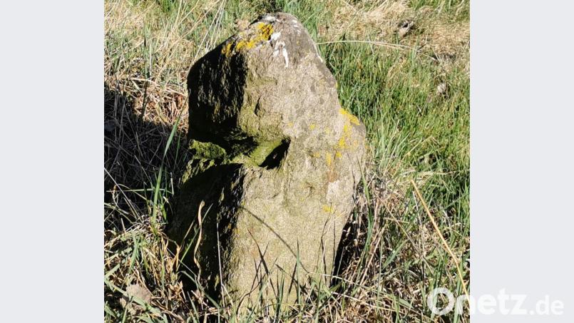 Das Steinkreuz zwischen zwei Landkreisen soll aus dem Spätmittelalter stammen. Bild: gz