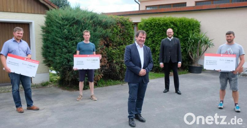 Eine Soforthilfe von insgesamt 3000 Euro für die betroffenen Vereine leistet Landrat Andreas Meie (Zweiter von rechts). Darüber freuen sich (von links) Alexander Thurn für den Motorradclub Oberbibrach, Martin Kräml, Vorsitzender der Feuerwehr, Bürgermeister Alexander Goller und Martin Schmid (rechts), Chef der Schützengesellschaft St. Sebastian. Bild: do