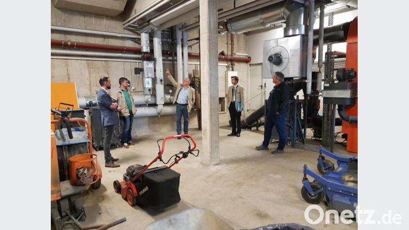 Geschäftsführer Andreas Hofmeister (Mitte) stellt Landtagsabgeordnetem Stephan Oetzinger (Zweiter von rechts) sowie den drei Moosbacher Bürgermeistern das Heizwerk am Hallenbad vor. Bild: gi