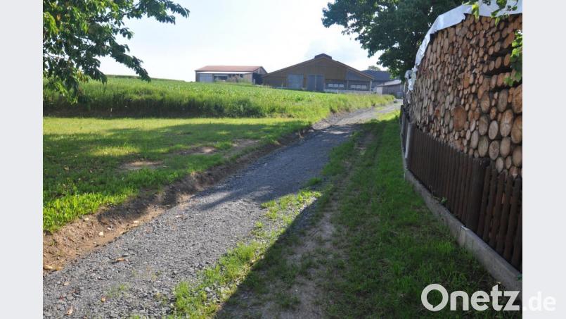 Aktuell ist der Schotterweg hinter dem Haus von Hubert Mark keine "Wasserstraße". Bei Starkregen strömt hier aber vom Feld und den Nutzgebäuden das Wasser in Sturzbächen herunter. Bild: ws