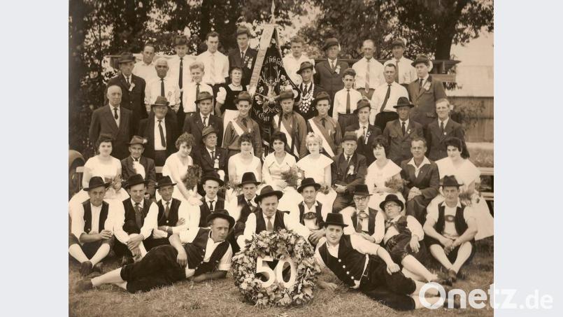 Die Schönhaider &quot;Fortuna&quot; im Jahr 1960. Das Foto entstand anlässlich des 50. Gründungsjubiläums mit Fahnenweihe. Repro: wro