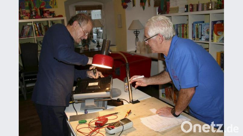 Ewald Weber (links) und Josef Nachbar (rechts) waren im Team mit Beate Singer, Werner Rudolf und Egon Keller die Hauptakteure im Waldershofer Reparatur-Café. Bild: fpoz
