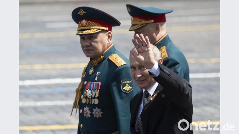 Der russische Präsident Wladimir Putin (vorne) und Verteidigungsminister Sergej Schoigu (links) verlassen den Roten Platz nach der Militärparade zum 75. Jahrestag des Sieges der Sowjetunion über NS-Deutschland. Bild: Pavel Golovkin/Pool AP/dpa