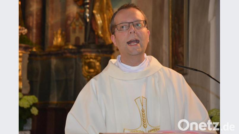 Schon zum wiederholten Mal predigte Stadtpfarrer Thomas Helm aus Amberg beim Resl-Gebetstag, in Konnersreuth. Bild: jr