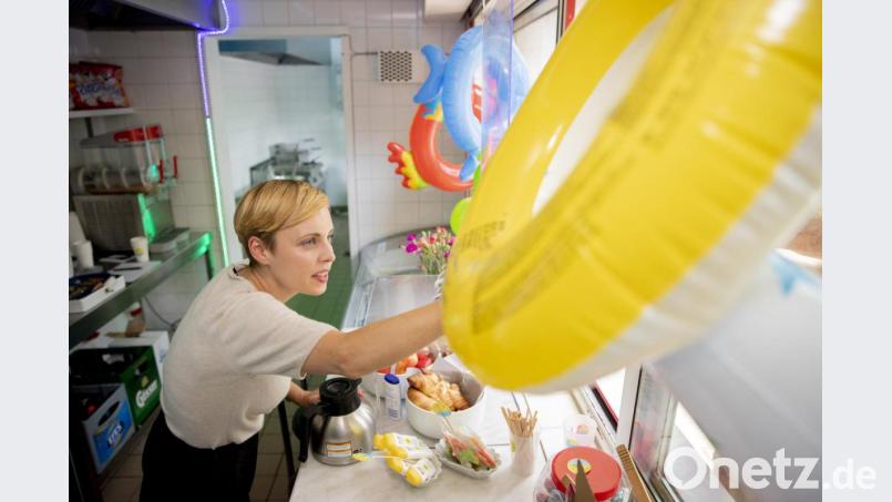 Nele Heinevetter, Imbiss-Inhaberin und Kunsthistorikerin, im Imbiss „Tropez“. Bild: Christoph Soeder/dpa