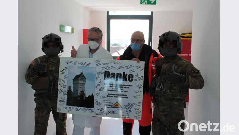 Die Besatzung des Black Hawk des 7th Army Training Command übergibt an die Vertreter des Klinikums Weiden, Dr. Jürgen Altmeppen (Zweiter von links) sowie Dr. Andreas Pohl (rechts daneben), ein Dankeschön. Bild: Klinikum Weiden