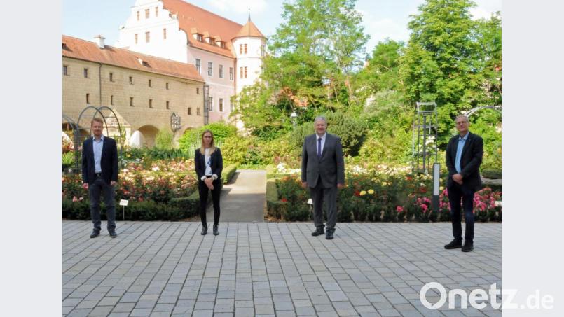 Sie leiteten den Maschinenraum während der Hochphase der Coronapandemie (von links): Rainer Schmid (Sachbearbeiter Katastrophenschutz), Abteilungsleiterin Laura Hofmann, Landrat Richard Reisinger und Gesundheitsamts-Leiter Dr. Roland Brey. Bild: Christine Hollederer/exb