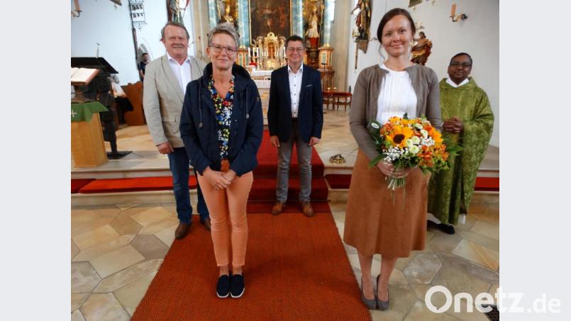 Die Pfarrei Schlicht verabschiedet die bisherige Pfarrsekretärin Susanne Kohl (vorn rechts) und begrüßt gleichzeitig ihre Nachfolgerin Manuela Kreuzer (vorn links; hinten (von links): Pfarrgemeinderatssprecher Werner Prechtl, Kirchenpfleger Markus Graf und Pfarrvikar Hruday Madanu. Bild: ct