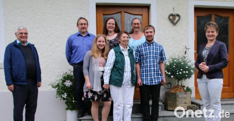 Jubilarin Charlotte Pößl (Mitte), flankiert von den Enkeln Lukas und Katharina, freute sich über die Glückwünsche von (hinten, von links) Sohn Josef, Schwiegertochter Anette und Tochter Adeline. Es gratulierten auch Pfarrer Eugen Wismeth und Bürgermeisterin Sonja Meier. Bild: amö