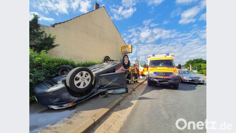 Bei einem schweren Verkehrsunfall in Nabburg überschlug sich ein Auto und kam auf dem Dach zum Liegen. Bild: Tietz