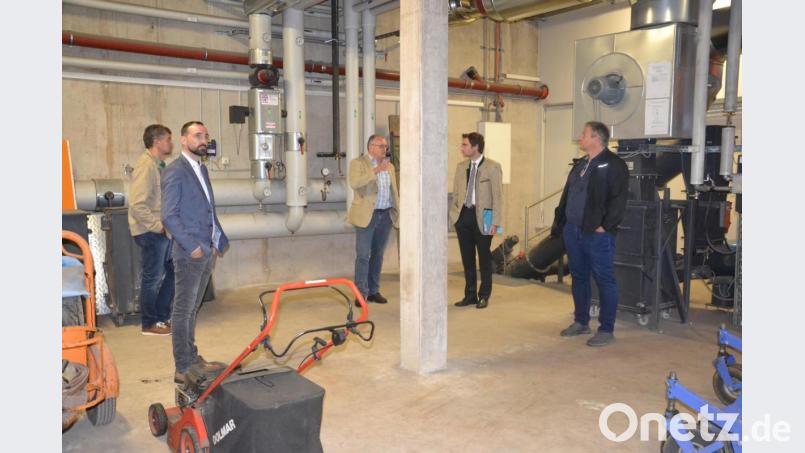 Geschäftsführer Andreas Hofmeister (Mitte) stellt Landtagsabgeordnetem Stephan Oetzinger (Zweiter von rechts) sowie den drei Moosbacher Bürgermeistern das Heizwerk am Hallenbad vor. Bild: gi