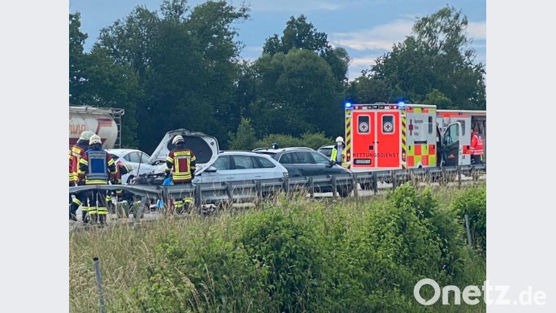 Feuerwehr und Rettungsdienst wurden am Mittwoch zu einem Unfall auf die A 93 bei Pfreimd gerufen. Bild: Völkl