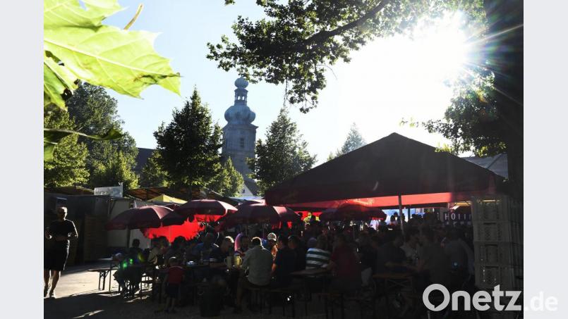 Es wirkt lange her. So dicht gedrängt wird es heuer auf dem Mariahilfberg nicht zugehen. Im Gegenteil: Das Bergfest ist abgesagt, stattdessen finden bei den Brauereien die Amberger Bierwochen statt. Bild: Petra Hartl