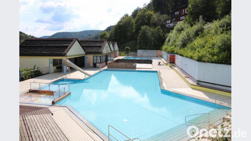 Das Freibad in Hirschbach: Blick von den Liegewiesen auf die beiden Becken. Bild: lei