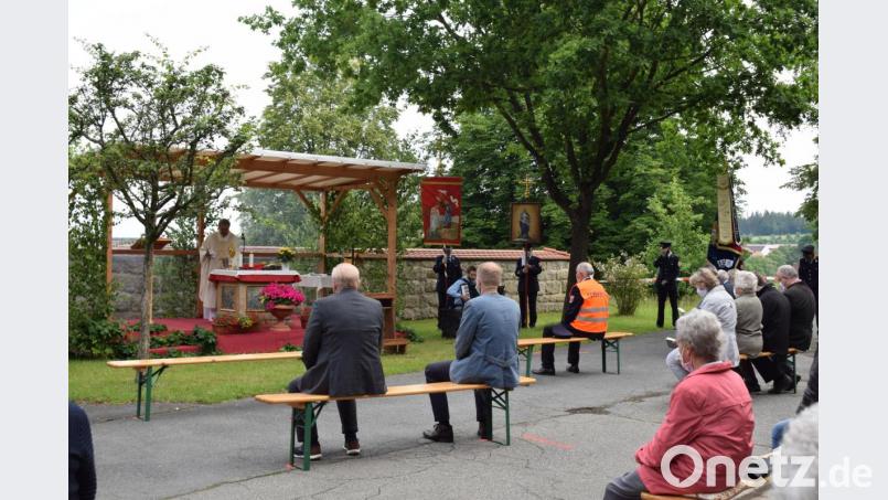 Mit einem beeindruckenden Festgottesdienst feierte die Kirchengemeinde Woppenhof das Kirchenpatrozinium. Den Festgottesdienst zelebrierte Pfarrer Markus Ertl. Bild: bnr
