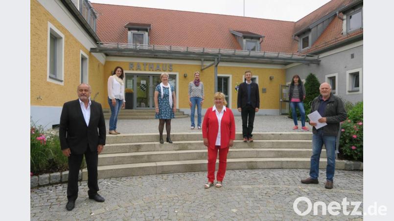 Die Verantwortlichen der Seniorenarbeit sind startklar, sobald die aktuelle Coronakrise dies zulässt (von links): der Ammerthaler Bürgermeister Anton Peter, Verwaltungsfachangestellte Sonja Scharl, die stellvertretende Koordinatorin der Nachbarschaftshilfe Ursensollen, Christa Suttner, die Ursensollener Seniorenbeauftragte Bettina Neumann, die Seniorenbeauftragte und NBH-Koordinatorin für Ammerthal, Monika Fruth, der Ursensollener Bürgermeister Albert Geitner, die Koordinatorin der Nachbarschaftshilfe Ursensollen, Marion Graml, sowie Norbert Schmid, der Seniorenbeauftragter der Gemeinde Ursensollen. Bild: Nina Forster