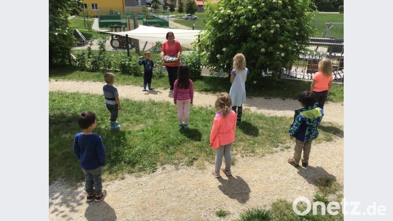 Oberpfalzmedien macht es möglich: Als Siegerin eines Gewinnspiels überreicht Rebecca König den Mädchen und Buben der Kindertagesstätte Speinshart eine Kiste voller Gummibärchen. Bild: do