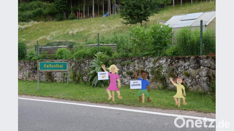 In Kaltenthal appellieren die Anwohner auf kreative Art an die Rücksichtnahme der Verkehrsteilnehmer. Bild: bnr