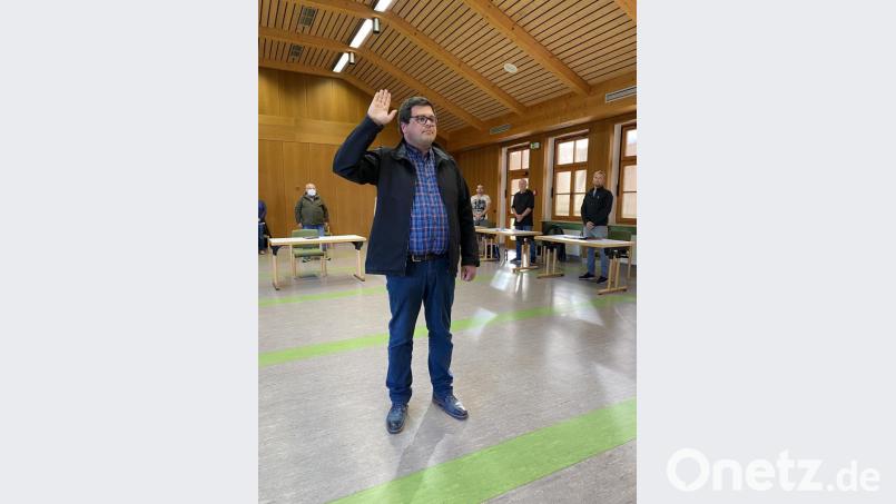 Der CSU-Gemeinderat Florian Neumann war zum Zeitpunkt der konstituierenden Sitzung erkrankt. Er wurde nachträglich vereidigt. Bild: Eichl