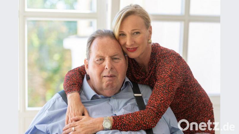 Schauspieler Ottfried Fischer und seine Lebensgefährtin Simone Brandlmeier. Archivbild: Armin Weigel/dpa