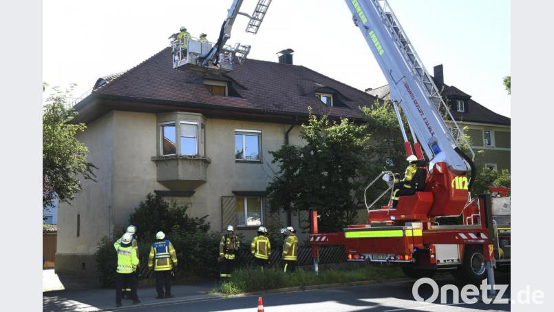 Mit einer Drehleiter gelangten die Einsatzkräfte in die Wohnung. Bild: Petra Hartl