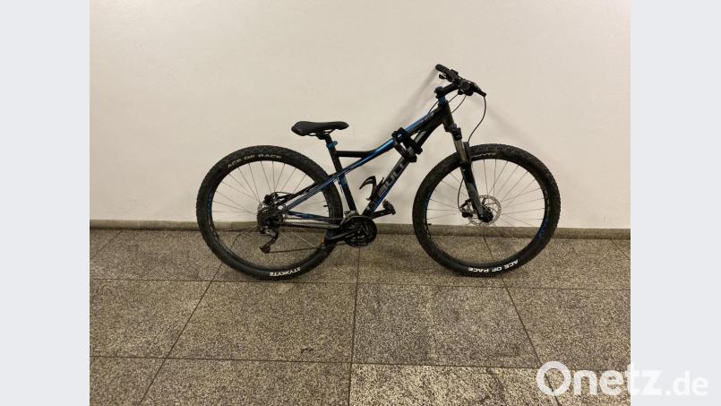 Das gestohlene Fahrrad steht bei der Polizeiinspektion Amberg zum Abholen bereit. Bild: Polizei
