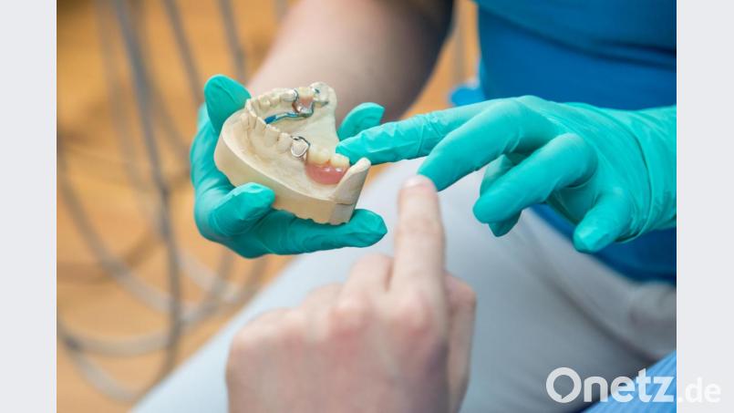 Eine herausnehmbare Zahnprothese ist eine geeignete Alternative für teurere Implantate. Bild: Christin Klose/dpa-tmn