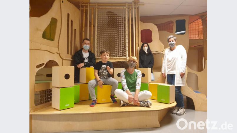 Philipp Schönebaum und Andrea Büller vom Elternbeirat der Kindertagesstätte St. Vitus sowie dessen Vorsitzende Katja Meier (hinten von links) bei der Übergabe der Cajons an die Leiterin der Kindertagesstätte, Birgit Kumeth (Vorne). Bild: ads