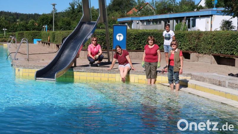 Enormes haben in diesem Jahr neben Beschäftigten der Gemeinde und freiwilligen Unterstützern die Mitglieder des Förderkreises Freibad Friedenfels geleistet. Vorsitzende Lisa Rauh (Zweite von links) dankte für die vielen freiwilligen Stunden im Vorfeld - obwohl die Helfer nicht wussten, ob das Bad geöffnet werden kann. Mit im Bild ein Teil der Unterstützer, die am Tag der Entscheidung durch den Gemeinderat nochmals kräftig Hand angelegt haben: (von links) Bärbel Völkl, Gabi Härtl, Barbara Kaßeckert und Monika Seidel. Bild: bsc