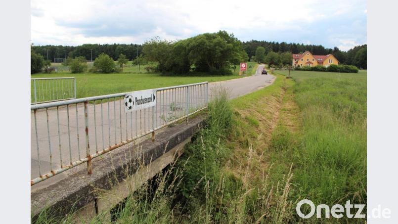 Der Langangerweg und der Sportpark in Raigering bekommen eine neue Zufahrt. Die Gemeinde Freudenberg saniert die Brücke über den Krumbach. Bild: upl