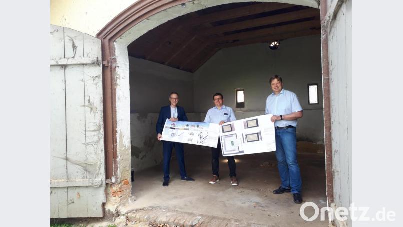 Bürgermeister Bernd Sommer, Planer Markus Braun vom Atelier Braun sowie Stadtbaumeister Hubert Siller im Stadel am unteren Friedhofseingang mit den Plänen für das Kolumbarium. Bild: pz