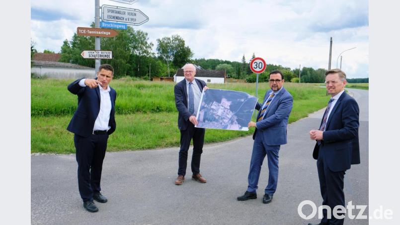 Einen Kreisverkehr an der Schloderer-Kreuzung findet auch Staatssekretär Klaus Holetschek (Zweiter von rechts) für überlegenswert. An dem Ortstermin nehmen auch (von links) Bürgermeister Marcus Gradl, Bauamtschef Henner Wasmuth, und MdL Tobias Reiß teil. Bild: do