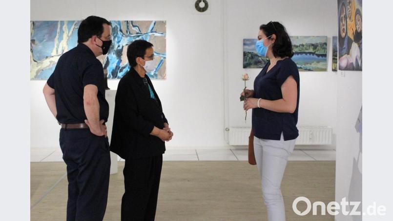 Künstler unter sich: In der Galerie Triceartopos im Löwenwirtsgäßchen herrscht eine wunderbare Stimmung zwischen innerer Ruhe und farbenfrohen Bildwerken. Statt Sekt gibt es zur Eröffnung der Jahresausstellung Rosen. Bild: Williamson, Dagmar