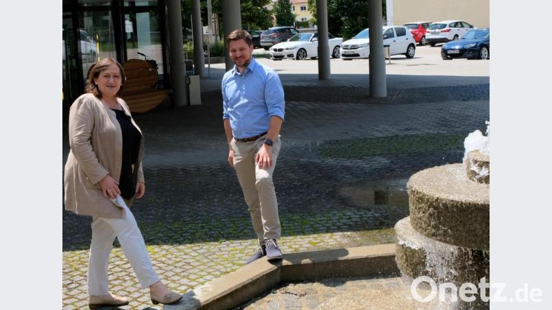 Zwanglose Verabschiedung beim Rathausbrunnen nach dienstlichen Themen: MdB Marianne Schieder und Bürgermeister Peter Neumeier Bild: mab