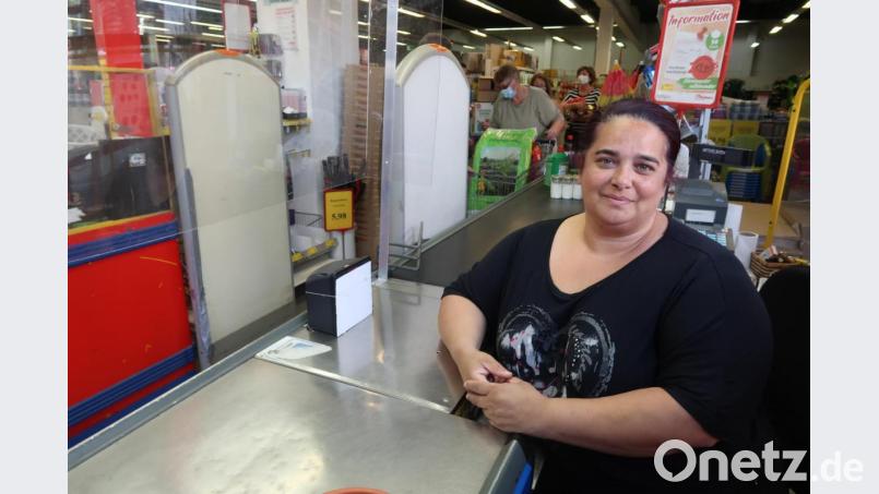 Im Restpostenmarkt freut sich die Kassierin, dass sie seit Montag keine Maske mehr tragen muss. Bild: Kunz