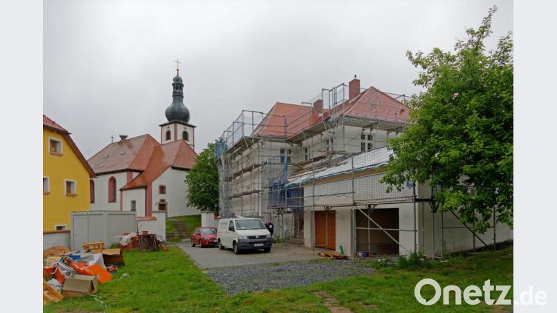Drinnen sind die Arbeiten im Pfarrhof weitestgehend erledigt. Als letzte Renovierungsmaßnahme wird die Fassade des Pfarrhofs an die der Kirche angeglichen. Etwa Ende des Sommers soll die Einweihungsfeier stattfinden. Dabei ist auch ein kleines Fest im Pfarrgarten geplant. Bild: tr