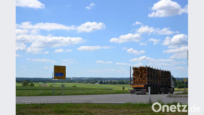 Die Abzweigung der Staatsstraße nach Wondreb ist ein möglicher Ausgangspunkt der Süd-Ost-Tangente. Hier sind täglich Hunderte von Lastwagen unterwegs, die derzeit das Tirschenreuther Stadtgebiet durchqueren müssen. Bild: as