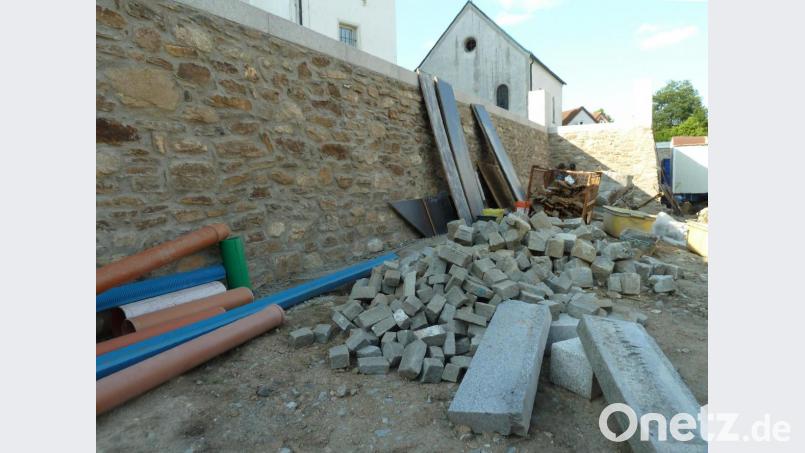 Die Freifläche &quot;Hauptstraße 2/Altes Schulhaus&quot; mit Steinmauer unterhalb der Pfarrkirche nimmt Formen an. Bild: Portner