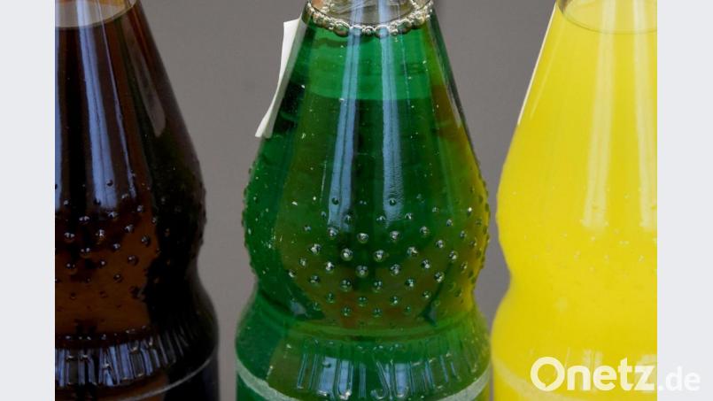 Getränkeflaschen stehen nebeneinander. Symbolbild: Carsten Rehder/dpa