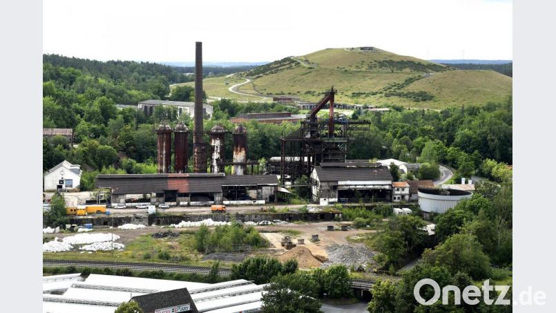 Die Maxhütte ist das Wahrzeichen des Stadtteils Rosenberg. Als Industriedenkmal gehört das Stahlwerk zum Erbe der bayerischen Wirtschaftsgeschichte – in ihm steckt großes Entwicklungspotenzial. Doch um das ausschöpfen zu können, müsse zunächst dringend der Verfall gestoppt werden, sagen Fachleute eines Büros für Industriearchäologie. Bild: Petra Hartl