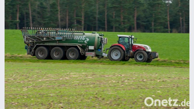 Ein leeres Güllesfass schaukelte bei der Fahrt im schwäbischen Wittislingen so sehr, dass es gegen eine Leitplanke krachte und den Traktor umriss. Bild: Philipp Schulze/dpa