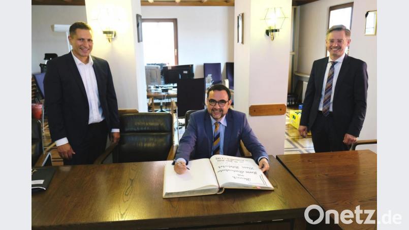 Ein Eintrag in das Goldene Buch der Stadt umrahmt den Besuch von Staatssekretär Klaus Holetschek (Mitte). Bürgermeister Marcus Gradl (links) und MdL Tobias Reiß assistieren. Bild: do