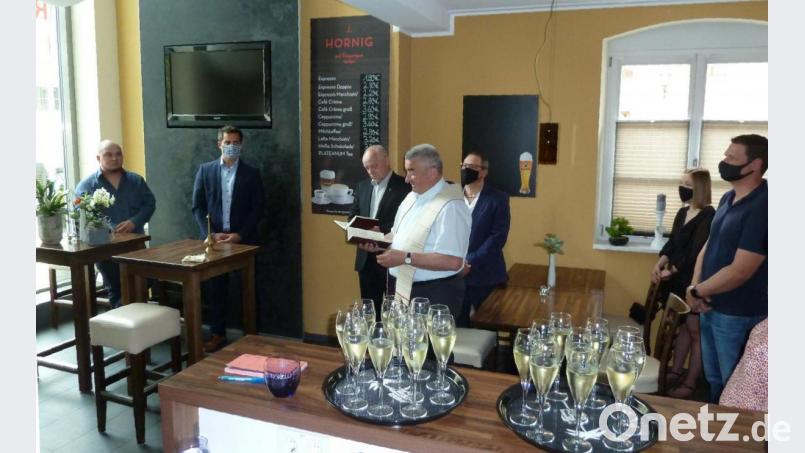 Gastronom Dominik Gradl (von links) und Bürgermeister Rudolf Teplitzky begrüßten die Gäste zur offiziellen Eröffnung im „MP 12“. Die Geistlichen Alfons Kaufmann (vorne) und Norbert Schlinke nahmen die Segnung vor. Bild: ptr