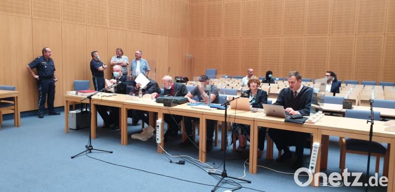 Die Angeklagten Ahmad E. (sitzend, Zweiter von links) und Khaled E. (sitzend, Dritter von rechts) mit ihren Anwälten und dem Übersetzer. Bild: msh