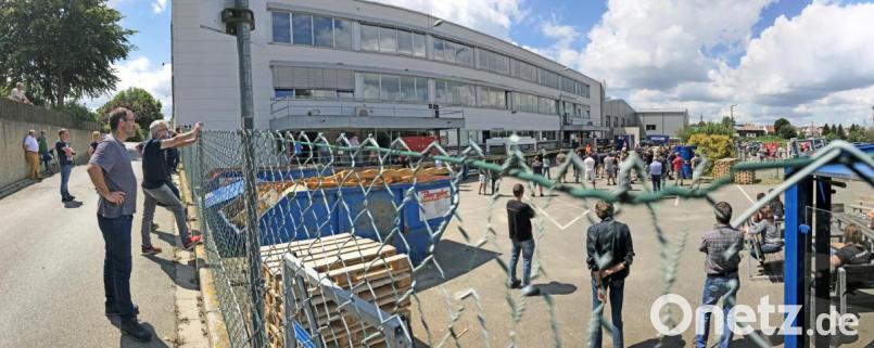 Im HInterhof des Kennametal-Geländes trifft sich die Belegschaft zur Versammlung, der auch einige Zaungäste beiwohnen. Bild: Gabi Schönberger