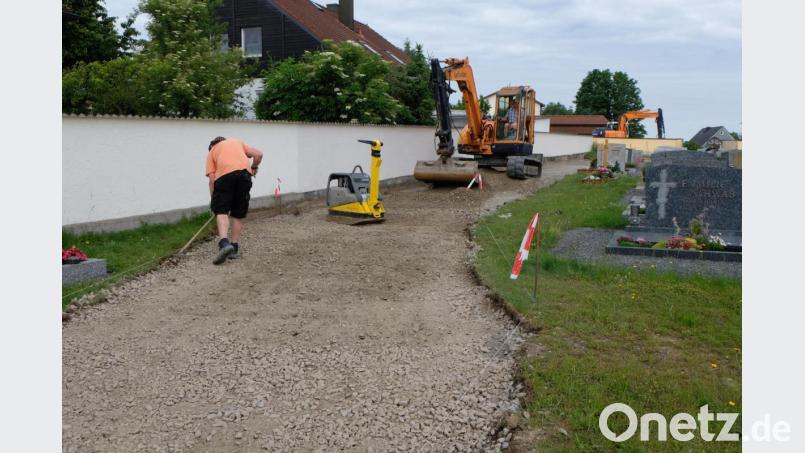Die katholische Kirchengemeinde St. Johannes der Täufer hat einige Bauprojekte zu schultern. Unter anderem werden dringende Sanierungsarbeiten in der Friedhofsanlage und in der Aussegnungshalle erledigt. Bild: le