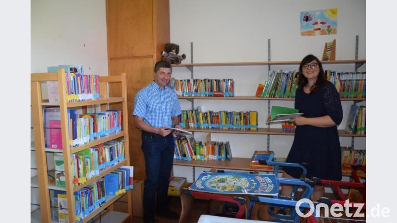 Einige hundert Bücher in der Bibliothek der Leseschule zeigt Rektorin Katja Meidenbauer Bürgermeister Markus Ziegler. Ein Kinderteam organisiert die Ausleihe. Bild: fz